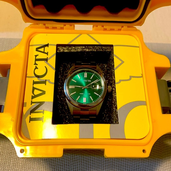 Invicta Pro Diver Mens Model 38459 with yellow collectors case